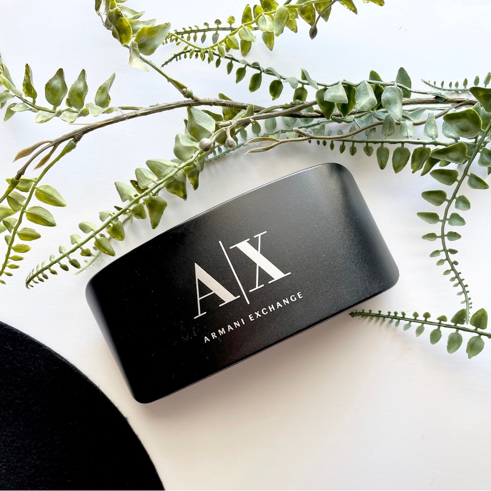 Armani exchange eyeglass case.Black.
Silver lettering
Large hard shell.lined.